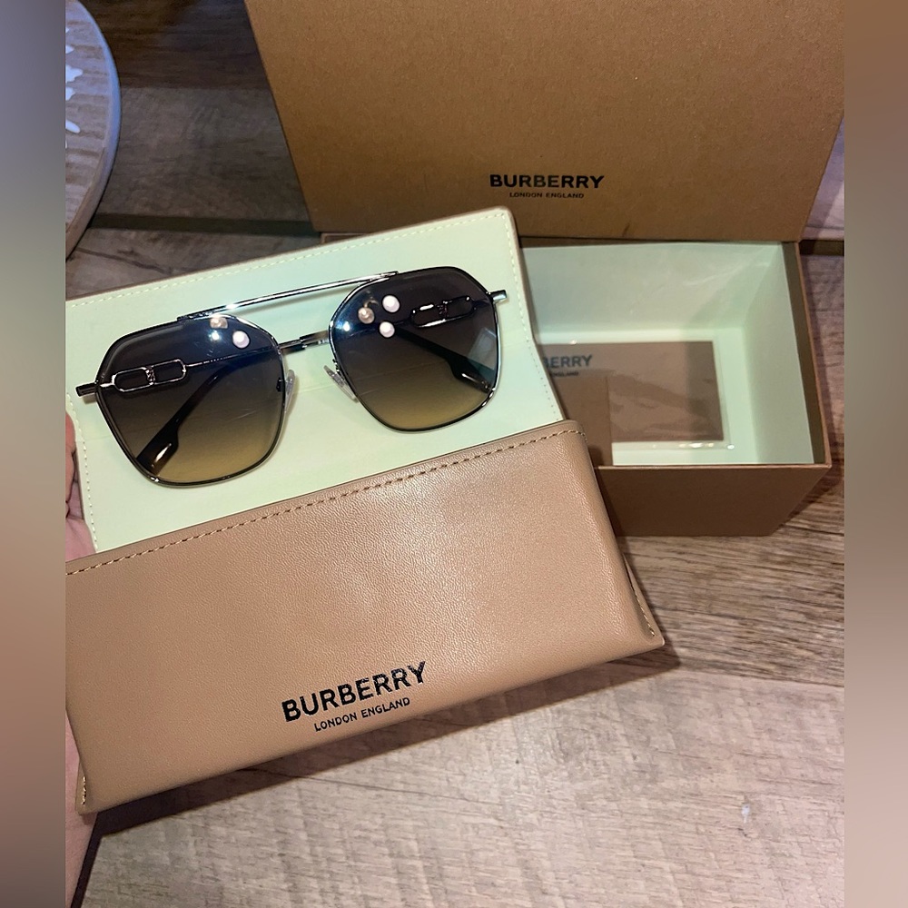 Burberry be3124 Sunglasses Like New Condition